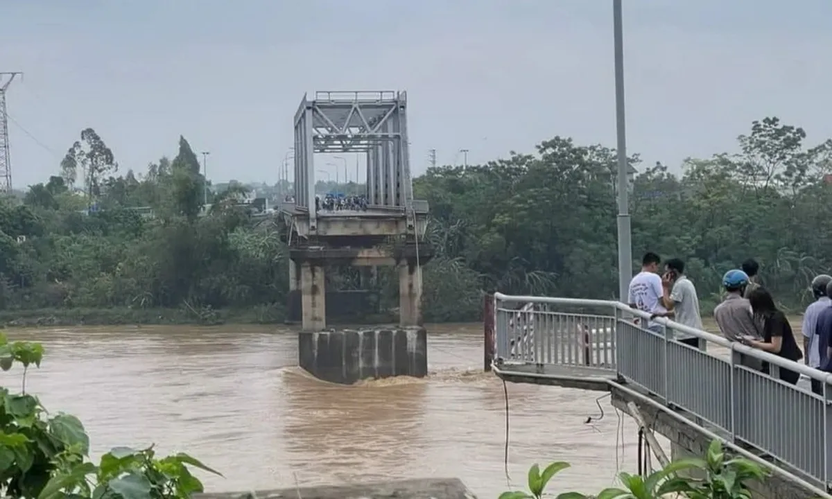 Thủ tướng yêu cầu Bộ trưởng Quốc phòng, Công an huy động lực lượng cứu hộ sập cầu Phong Châu