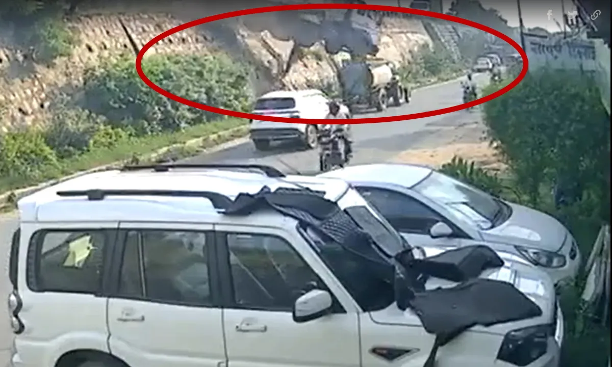 Video clip: Ngỡ ngàng cảnh chiếc xe đầu kéo từ trên cao lao xuống đè bẹp xe máy cày