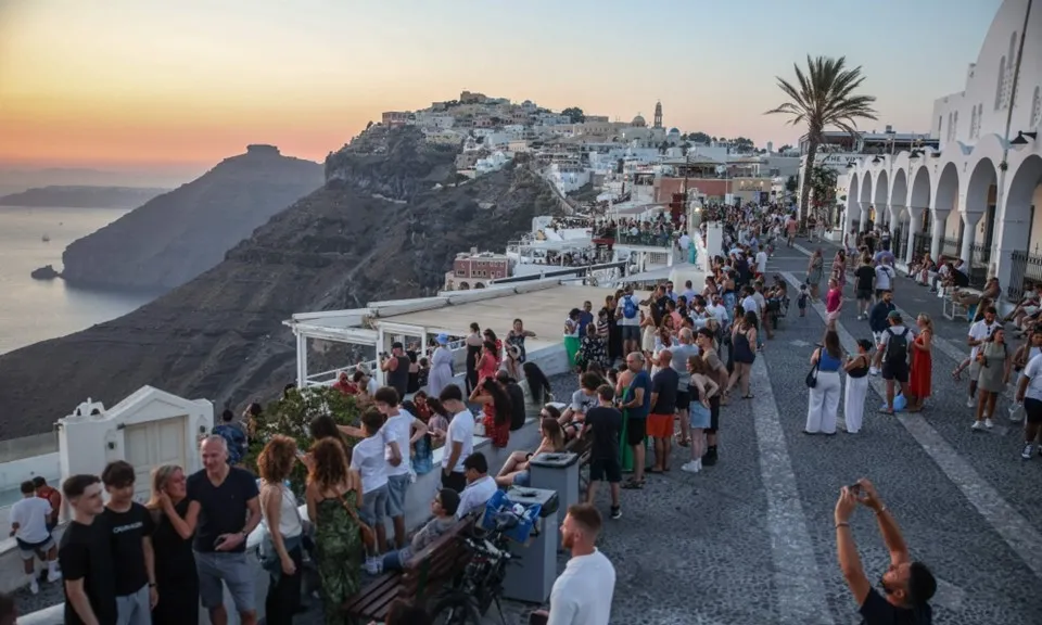 Hy Lạp tăng phí cho hành khách đi du thuyền đến Mykonos và Santorini