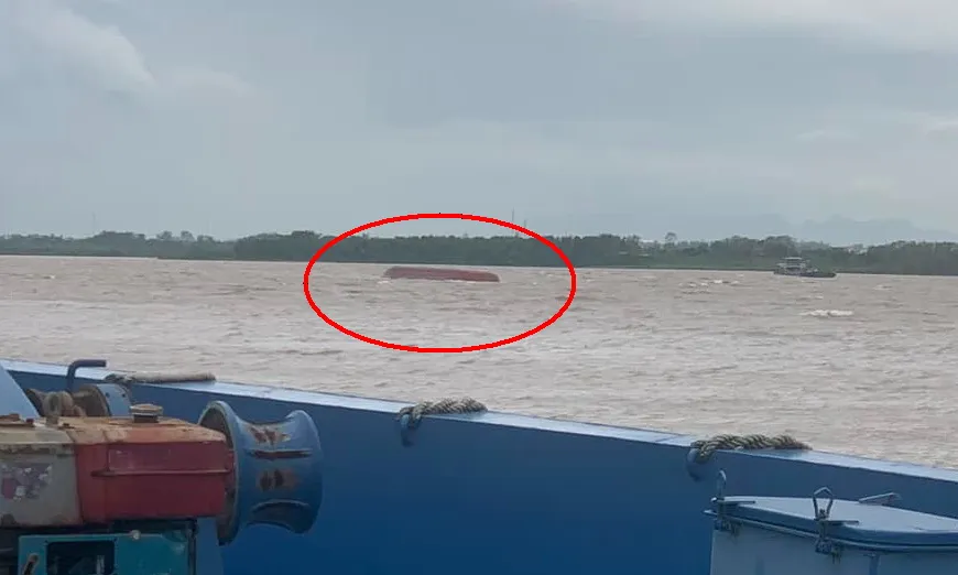 Một người còn mất tích sau vụ lật tàu hàng trên sông Hồng trong bão số 3