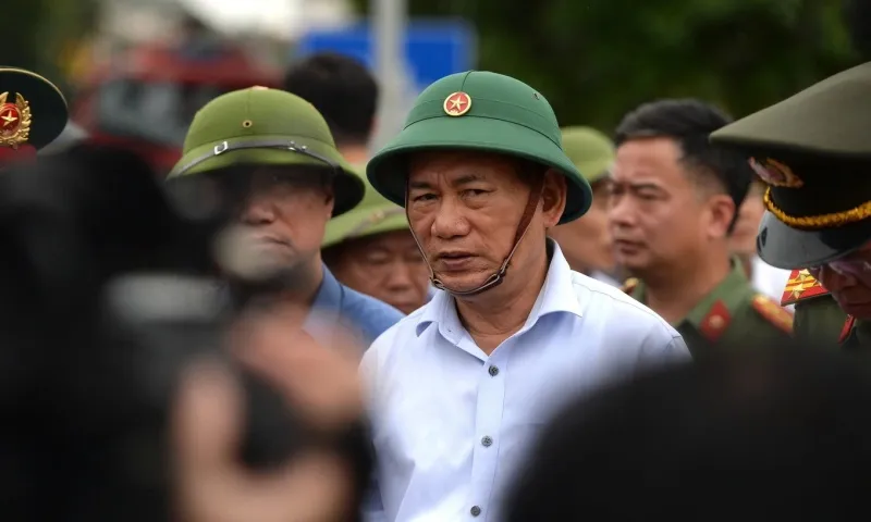 Sập cầu Phong Châu: 13 người cùng 10 ô tô và 2 xe máy rơi xuống sông