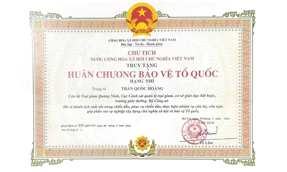 Truy tặng Huân chương Bảo vệ Tổ quốc hạng Nhì cho cán bộ trại giam Trần Quốc Hoàng
