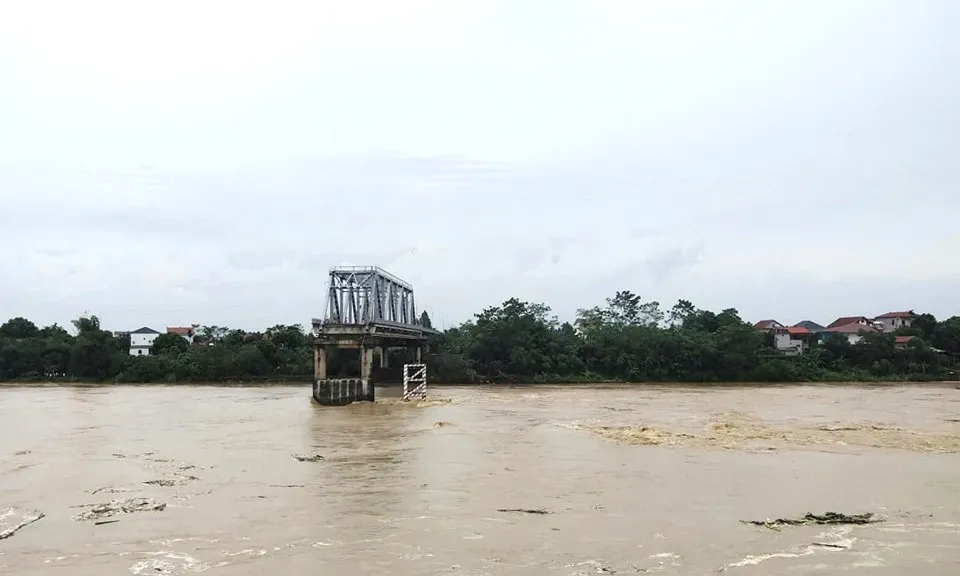 Phú Thọ tổ chức lại giao thông qua cầu Phong Châu và cầu Tứ Mỹ, Trung Hà có dấu hiệu xói lở