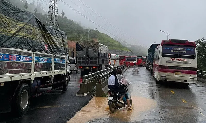 Điện Biên, Lai Châu: Giao thông gián đoạn do sạt lở quốc lộ 