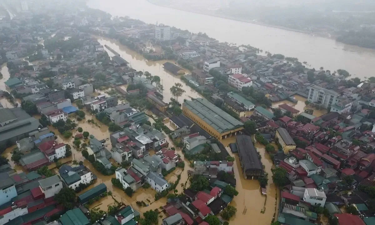 Tuyến tàu khách Hà Nội - Lào Cai tạm ngưng do mưa lũ lớn tại Yên Bái