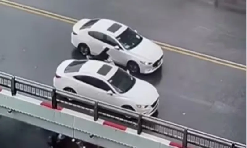 Hành động xe hơi dìu đỡ xe máy trong bão Yagi ở Việt Nam khiến bạn bè thế giới ngưỡng mộ 