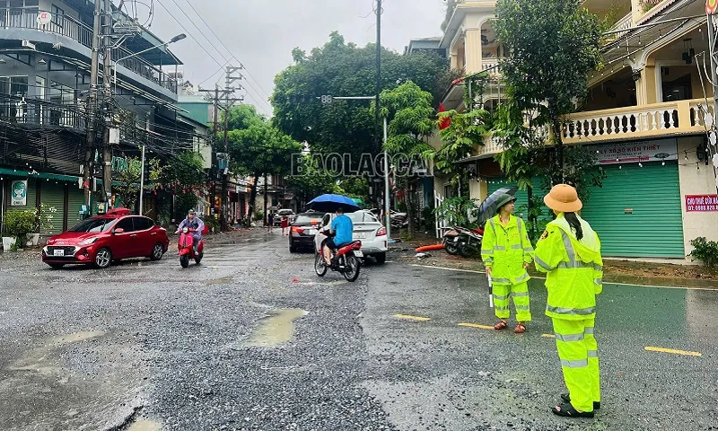 Cảnh sát giao thông thực hiện phân luồng, điều tiết giao thông báo lào cai