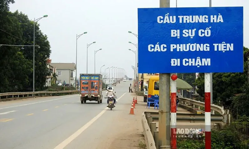 Cầu Trung Hà bắc qua sông Đà nối TP Hà Nội và tỉnh Phú Thọ.