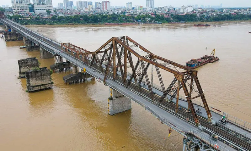 Do nước chảy xiết cầu yếu nên dừng chạy tảu hỏa qua cầu Long Biên