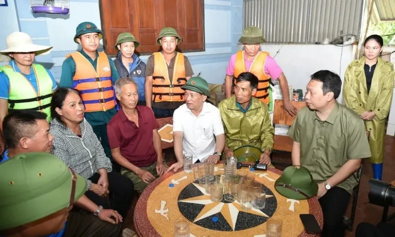 Hai Phó Thủ tướng thị sát công tác khắc phục mưa lũ