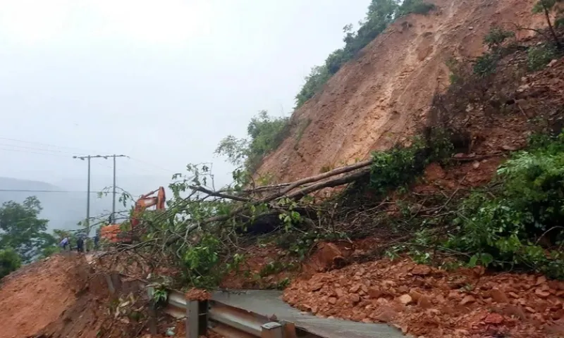 Hơn 120 điểm ùn tắc, sạt lở trên quốc lộ do mưa lũ sau bão số 3