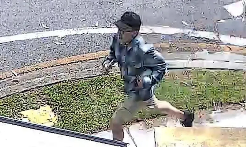 Truy tìm người đàn ông đổ cà phê nóng vào em bé