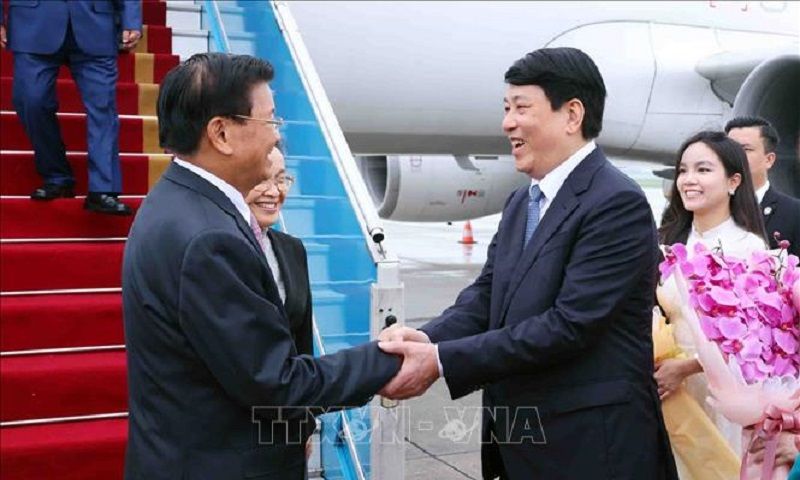 Tổng Bí thư, Chủ tịch nước Lào đến Hà Nội, bắt đầu thăm cấp Nhà nước tới Việt Nam