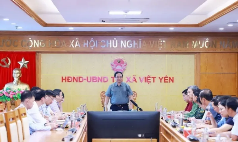 Thủ tướng: Bằng mọi cách đưa nhu yếu phẩm đến dân, không để ai đói, rét hay thiếu chỗ ở