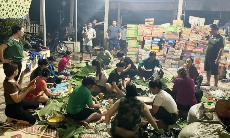 Làng quê trắng đêm gói ngàn bánh chưng gửi đồng bào vùng lũ