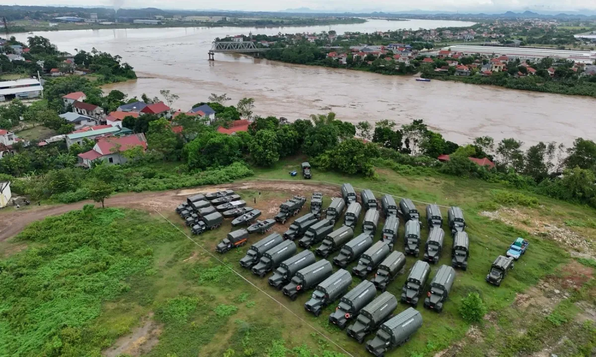 Quân đội sẵn sàng lắp đặt cầu phao qua sông Hồng