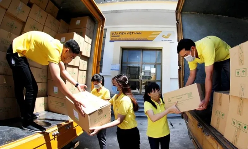 VNPost và Viettel Post vận chuyển miễn phí hàng cứu trợ đến tỉnh thành bị bão lũ