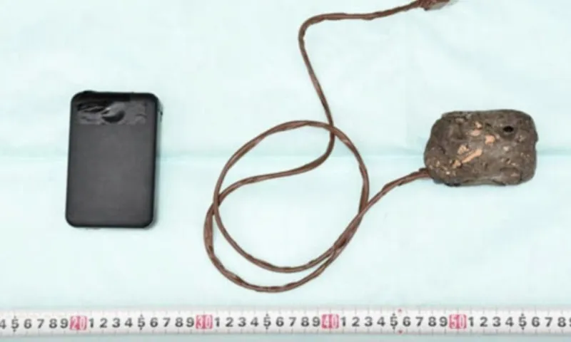 Cảnh báo về an ninh tại địa điểm công cộng: Gã đàn ông giấu camera trong hòn đá quay lén phụ nữ