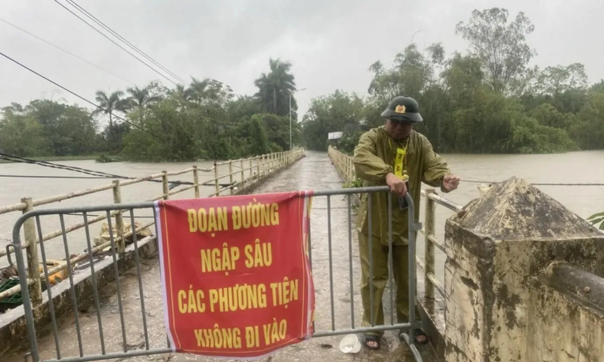 Hà Nội: Khẩn trương di dời các hộ dân khỏi vùng lũ huyện Quốc Oai