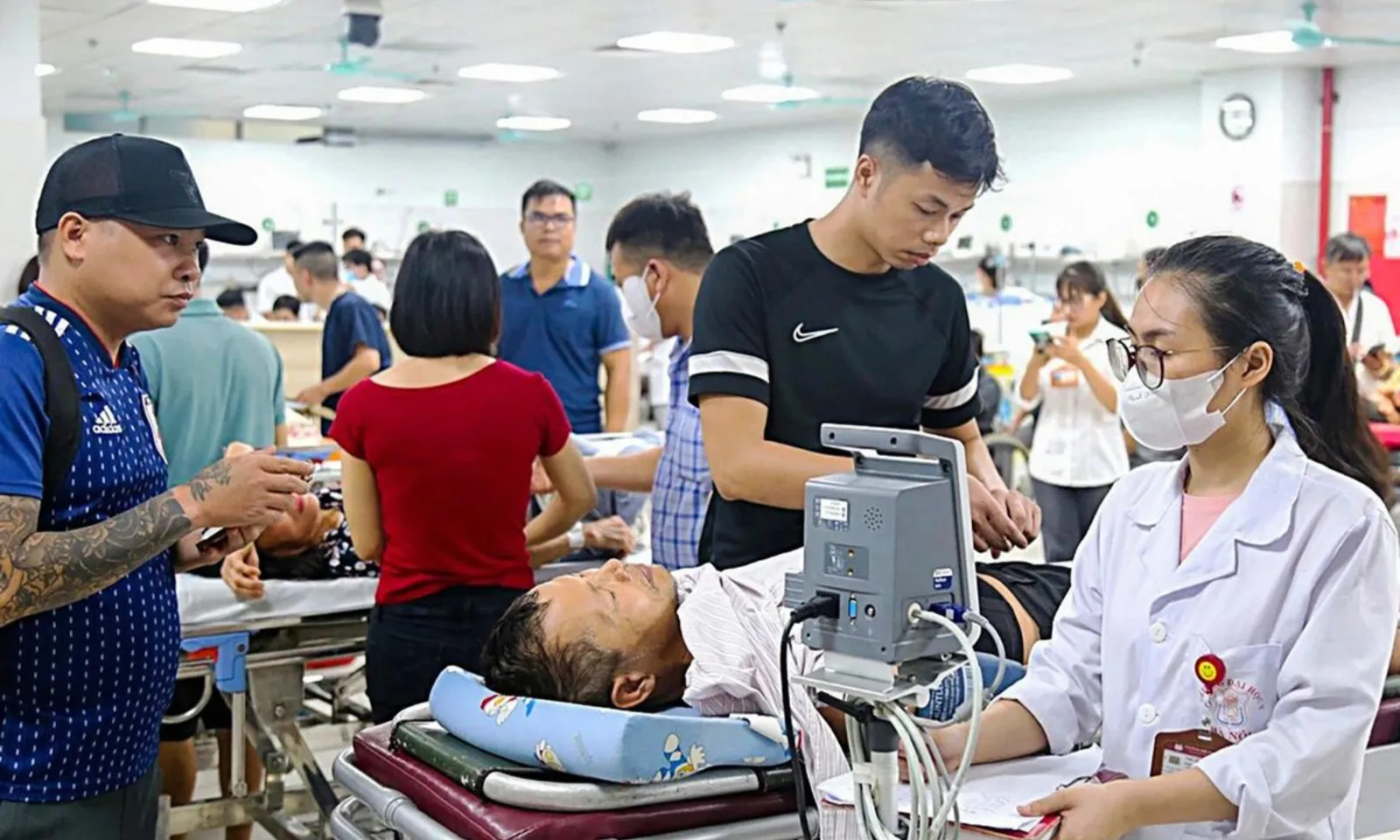 Tinh thần Y đức vượt mưa lũ nỗ lực cứu sống bệnh nhân