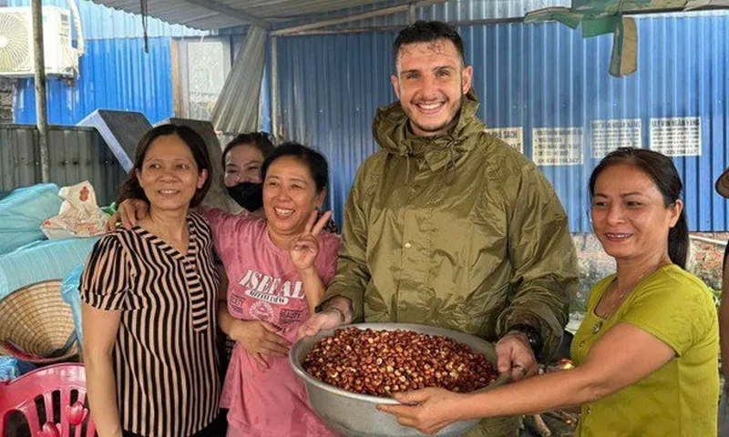 Ấm lòng với chàng rể Tây đi cứu trợ bão lụt tại Thái Nguyên