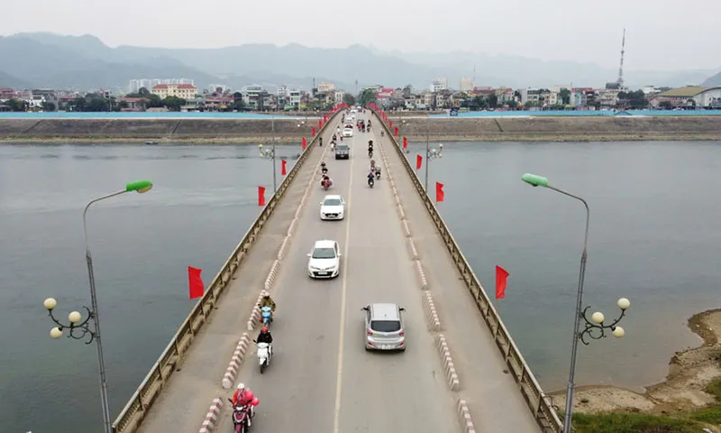 Cấm xe trọng tải 1,5 tấn trở lên qua cầu Hòa Bình 1