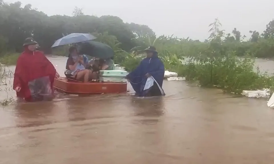 Hà Nội: Quận Long Biên di dời 1.055 người dân | Bệnh viện di dời bệnh nhân