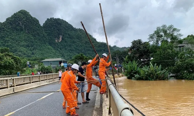 Khẩn trương khôi phục hệ thống điện, cung cấp hàng hóa thiết yếu