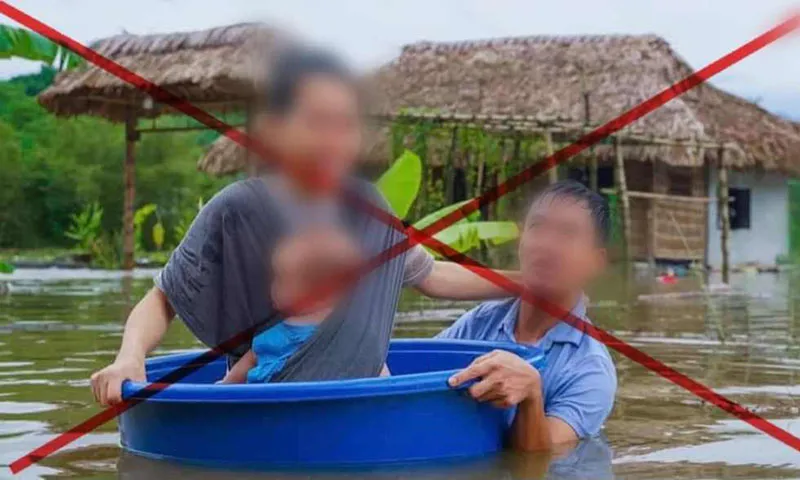 Hình ảnh cặp vợ chồng sơ tán giữa nước lũ là content. Ảnh Mạng xã hội