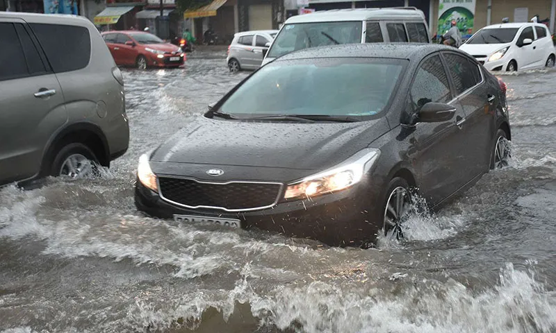 Lái ô tô qua vũng nước cần chú ý không nên nhấn ga đột ngột gây bắn nước lên các xe chung quanh