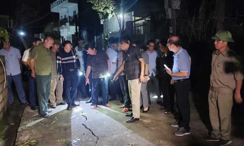 Đang đêm di dời khẩn cấp 136 hộ dân vì vết nứt lớn trên sườn đồi