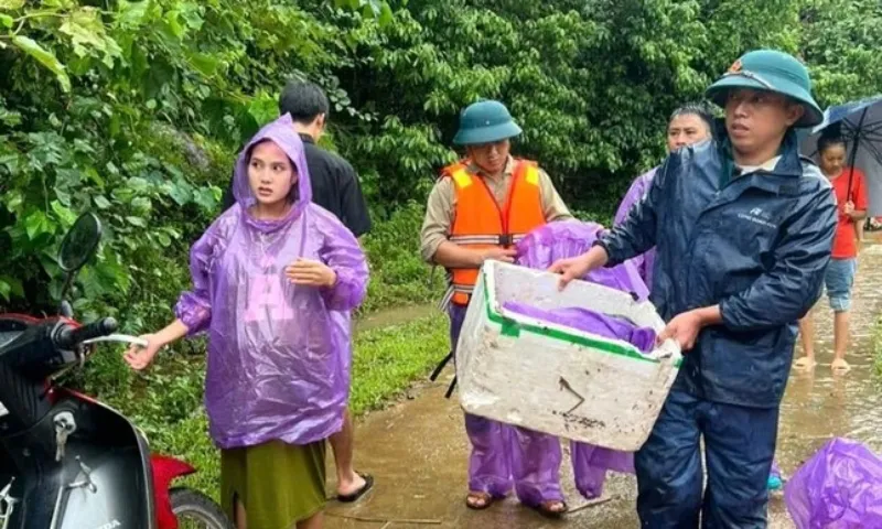 Công an chèo bè 4 tiếng cứu thai phụ bị cô lập trong lũ ở Lạng Sơn