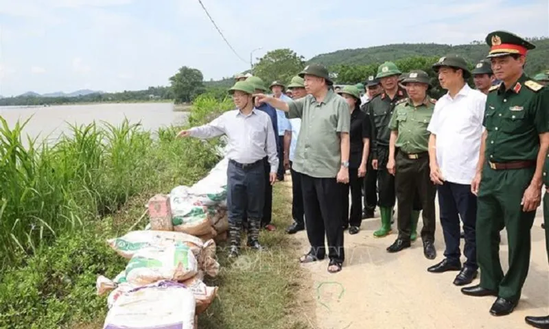 Tổng Bí thư, Chủ tịch nước kiểm tra công tác củng cố, khắc phục sự cố một số điểm xung yếu ở đê sông Lô (xã Trường Sinh, huyện Sơn Dương)  TTXVN