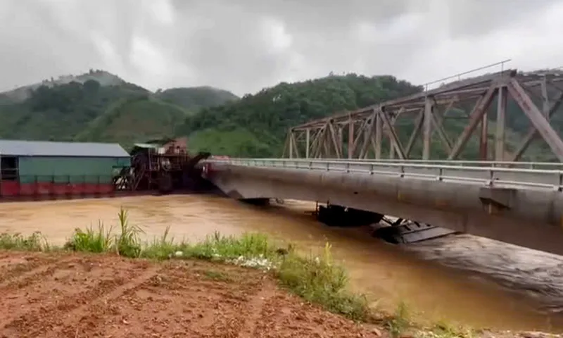 Yên Bái: Cấm xe tải trên 5 tấn lưu thông qua cầu Tô Mậu