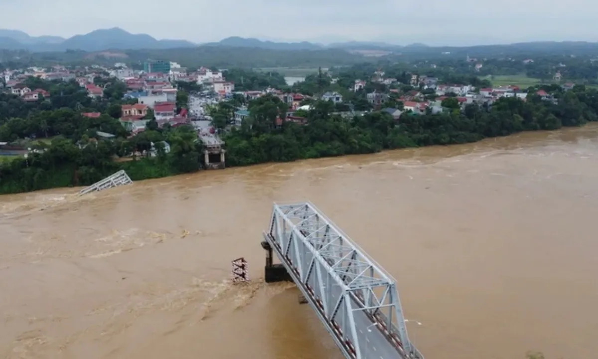 Vụ sập cầu Phong Châu: Chuẩn bị lắp cầu phao, tiếp tục tìm kiếm người và xe bị nạn