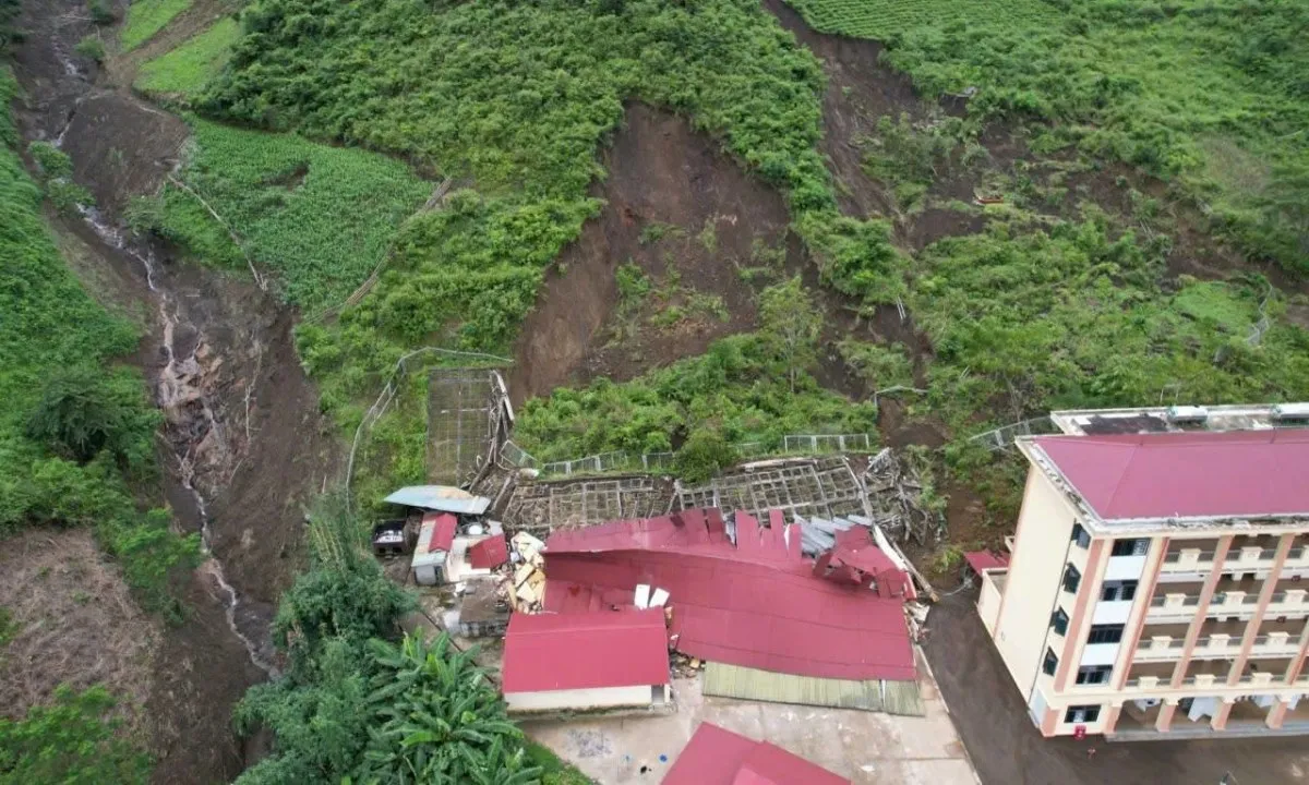 142 thầy trò ở Lào Cai thoát nạn trước khi quả đồi đổ xuống