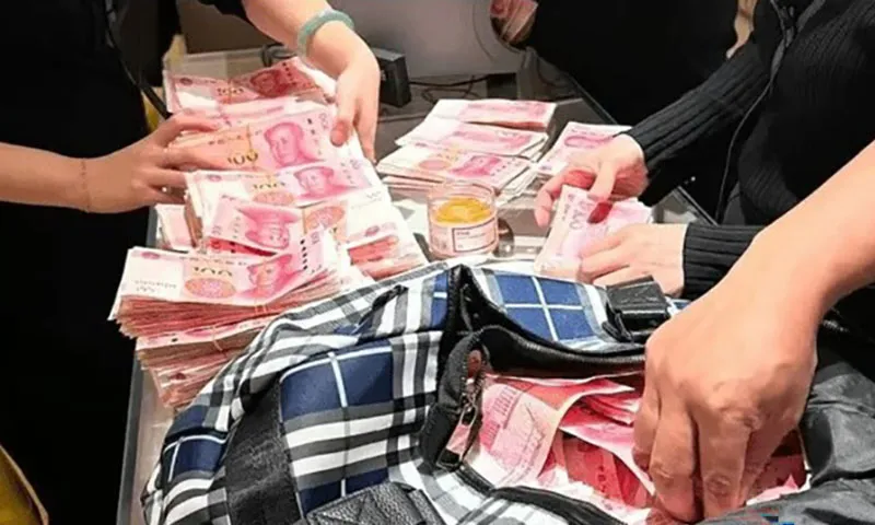 Nhân viên bán hàng phải mất hai giờ để đếm hết số tiền giấy. Ảnh Weibo