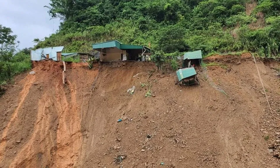 Ngày 13/9: Cảnh báo 12 tỉnh, thành phố có nguy cơ lũ quét và sạt lở đất