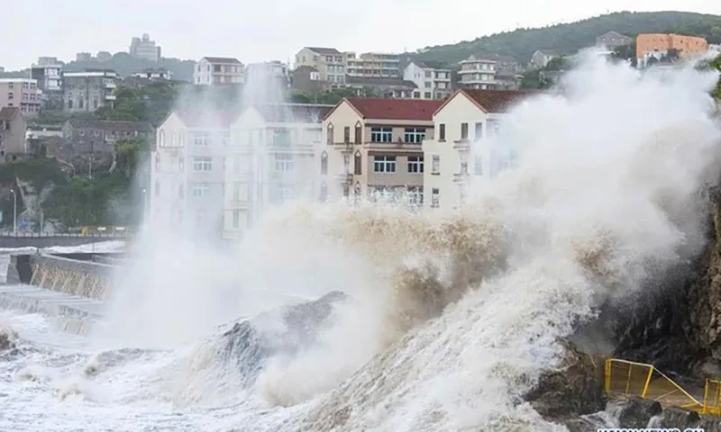 Sóng lớn trong cơn bão Maria đánh vào bờ biển ở thị trấn Shitang của thành phố Ôn Lĩnh, tỉnh Chiết Giang phía đông Trung Quốc, ngày 10/7/ 2018 Ảnh minh họa