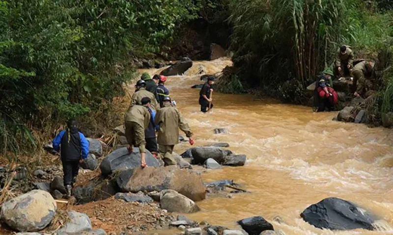 30 thi thể người gặp nạn được tìm thấy quanh điểm xe khách chỗ sạt lở và lũ cuốn trôi, vùi lấp.