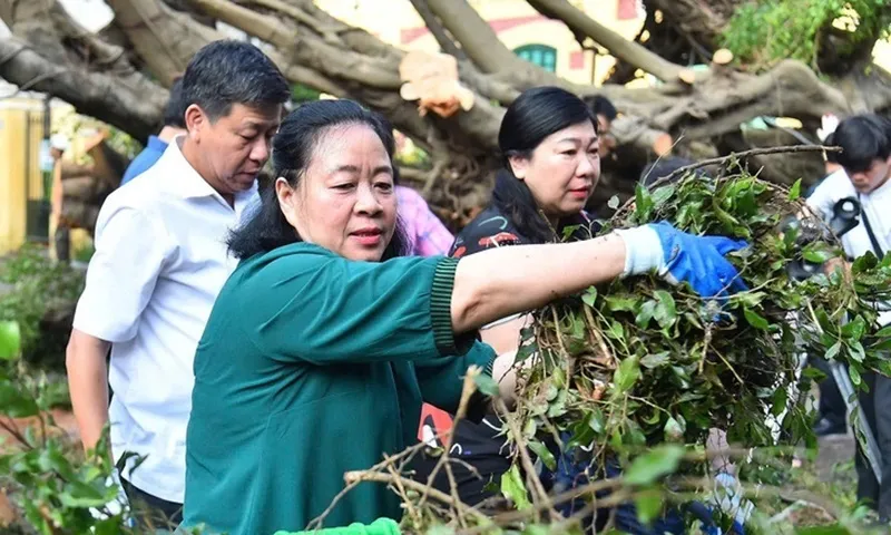 Bí thư Hà Nội tham gia hoạt động dọn dẹp vệ sinh môi trường sau bão số 3 cùng người dân
