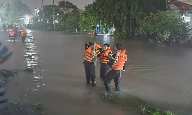 Cảnh sát tìm kiếm người phụ nữ trên xe bán tải bị nước cuốn. Ảnh Cơ quan chức năng cung cấp