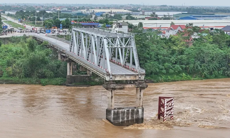 Khẩn cấp duyệt hơn 9 tỷ đồng trục vớt cầu Phong Châu bị sập