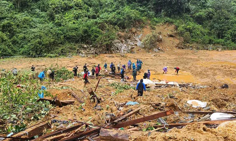 Lực lượng chức năng tiếp tục tìm kiếm các nạn nhân bị sạt lở vùi lấp, lũ cuốn trôi.
