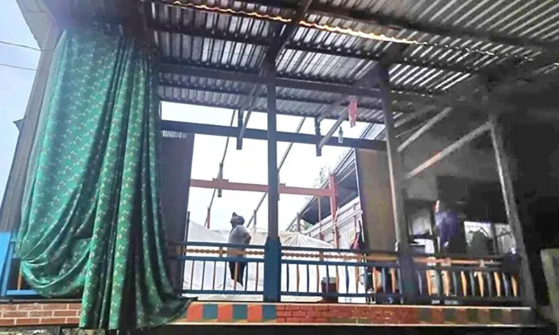 Giông lốc làm tốc mái 5 căn nhà, gãy trụ đèn, 1 người bị thương