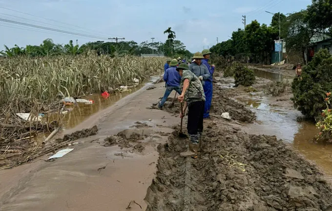 Nhiều đoạn đường sắt Hà Nội - Lào Cai bị bùn lấp kín ray. Ảnh: Tổng công ty Đường sắt Việt Nam 