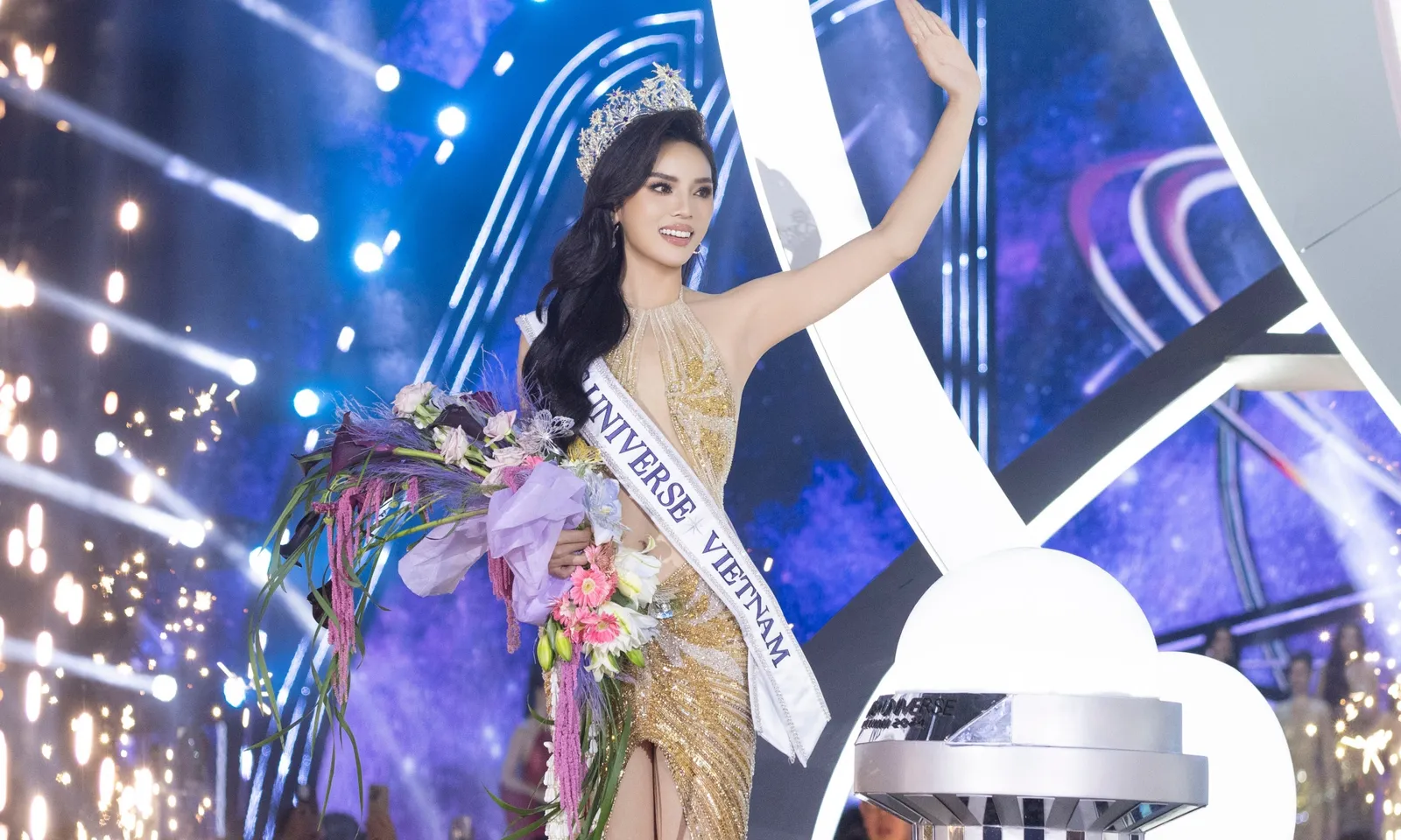 Nguyễn Cao Kỳ Duyên đăng quang Miss Universe Việt Nam, ủng hộ 500 triệu cho đồng bào miền Bắc