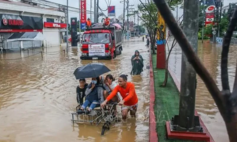 Người dân sơ tán khỏi vùng ngập lụt sau những trận mưa lớn do ảnh hưởng của bão Yagi tại tỉnh Rizal, Philippines, ngày 2-9-2024. Ảnh  THX TTXVN