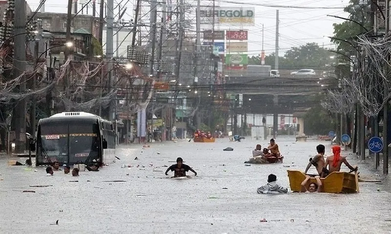 Người dân thủ đô Philippines bị cấm bơi trong nước lũ để giải trí