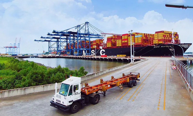 Đón tàu chở container loại lớn nhất thế giới đi Mỹ